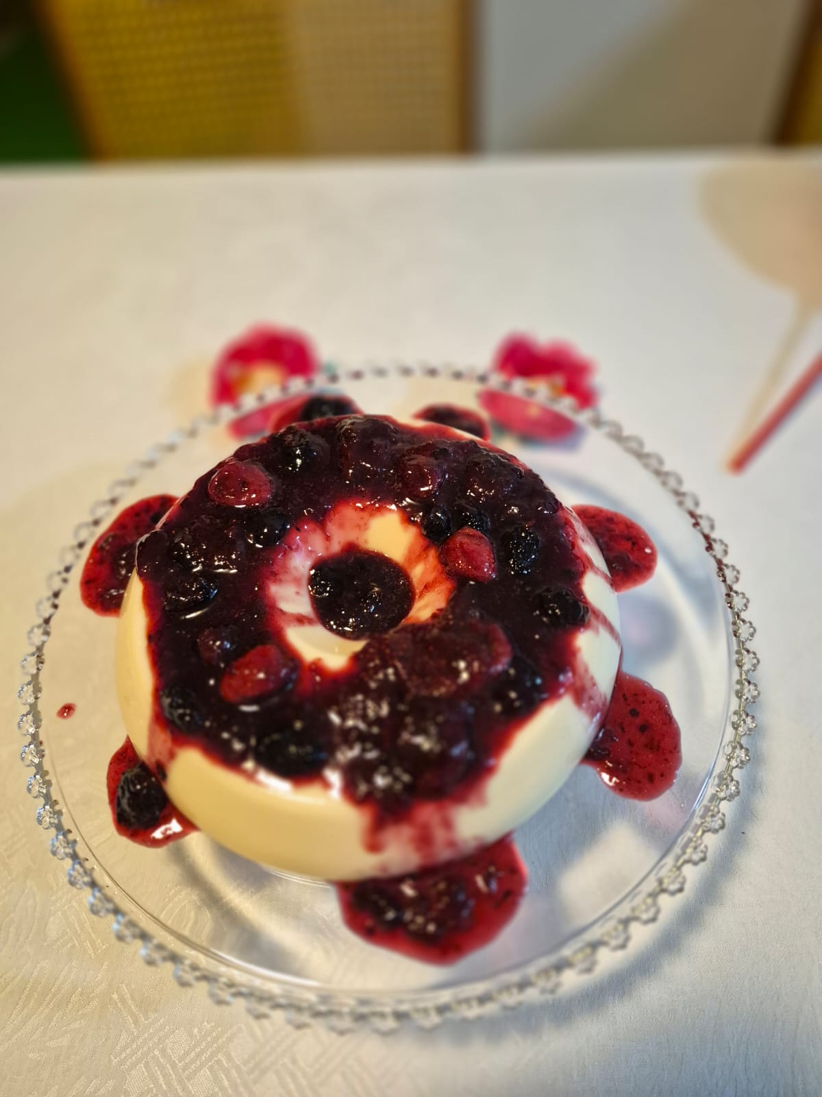 Pudim CHOCOLATE BRANCO COM FRUTAS VERMELHAS